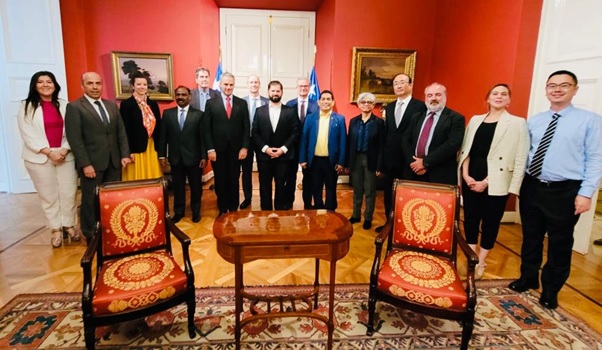 28 नवंबर 2022 को चिली गणराज्य के माननीय राष्ट्रपति श्री गेब्रियल बोरिक के साथ भारत के सीएजी और बाहरी लेखा परीक्षकों के पैनल के सदस्य