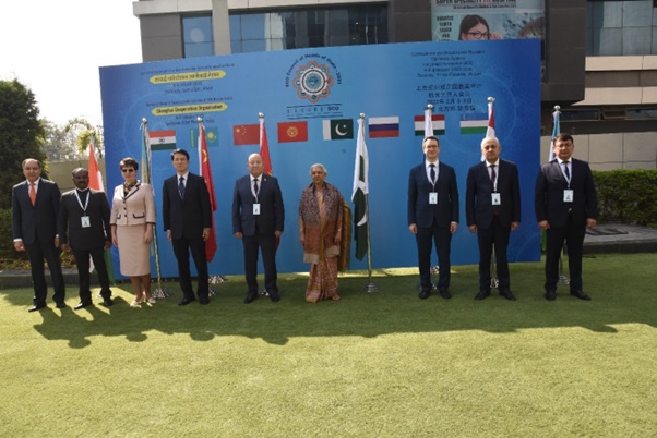 उत्तर प्रदेश की माननीय राज्यपाल, श्रीमती आनंदीबेन पटेल, भारत के सीएजी, श्री गिरीश चंद्र मुर्मू लखनऊ, भारत में आयोजित एससीओ के एसएआई के प्रमुखों की छठी बैठक में कजाकिस्तान, चीन, किर्गिस्तान, रूस, ताजिकिस्तान और उज्बेकिस्तान के प्रतिनिधिमंडल के प्रमुखों के साथ (6 - 7 फरवरी, 2023)