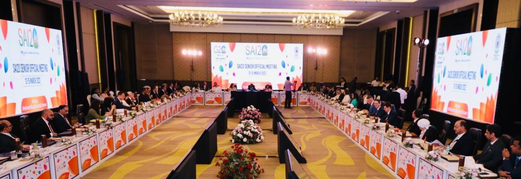 गुवाहाटी, असम में 13-14 मार्च, 2023 को भारत के सीएजी द्वारा आयोजित एसएआई20 वरिष्ठ आधिकारिक की बैठक में विचार-विमर्श किया जाता हुआ